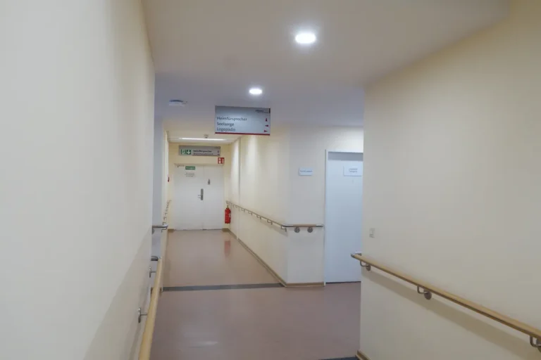 Heller Flur mit Handlauf zu den Therapieräumen