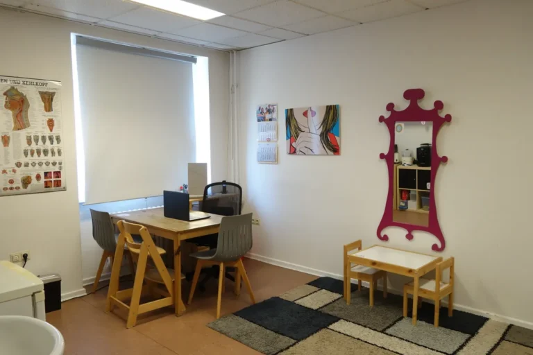 Kleiner Therapieraum mit Schreibtisch und Kindertisch