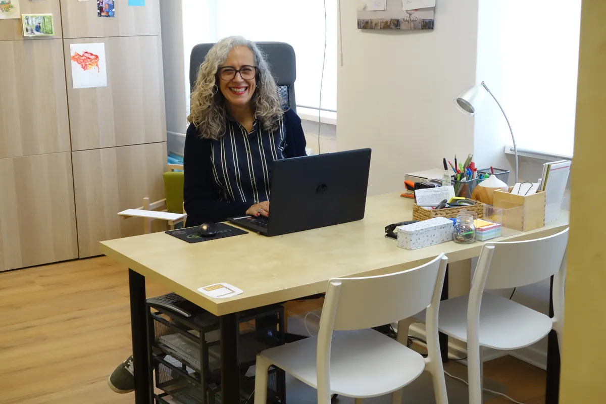 Renata Oehlgardt am Schreibtisch in der Praxis