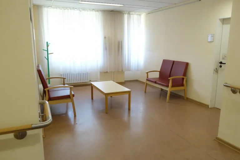 Heller Wartebereich mit Sesseln